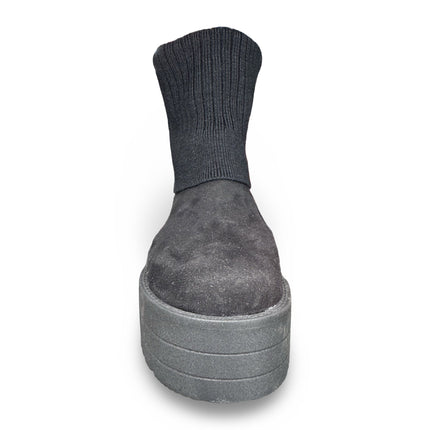 Bota de invierno cálida en negro acabado gamuza M8033