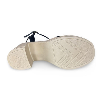 Zapatillas abiertas de tacón negro con diseño de tiras entre lazadas acabado cabra M7353